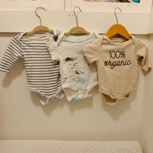 Set of 3 onesies and loose pant